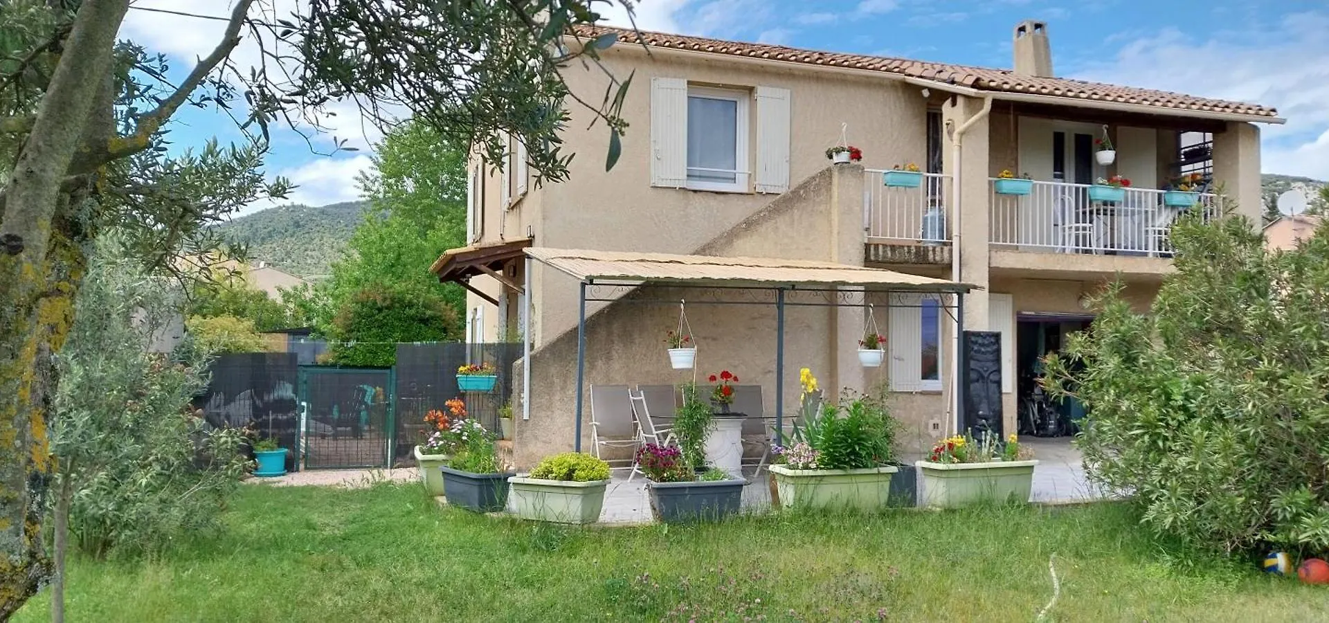 Appartement Bien Equipe: Cozy 2-Bedroom with Terrace near Thermal Spas Volx
