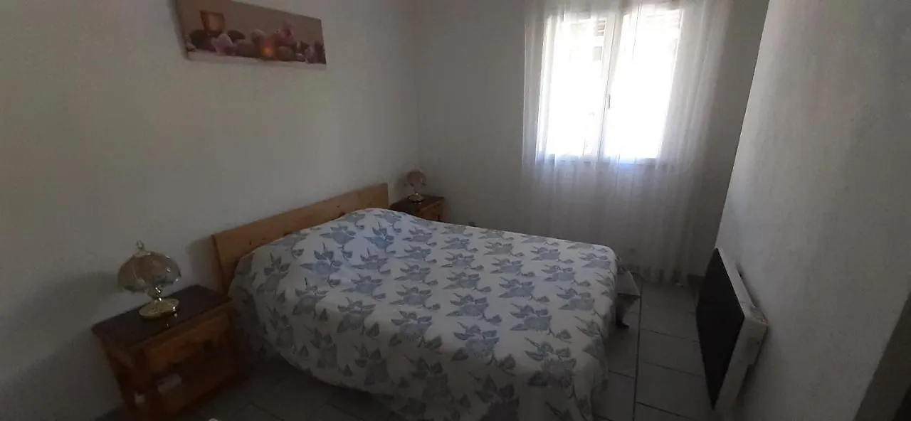 Appartement Bien Equipe: Cozy 2-Bedroom with Terrace near Thermal Spas Volx Apartment