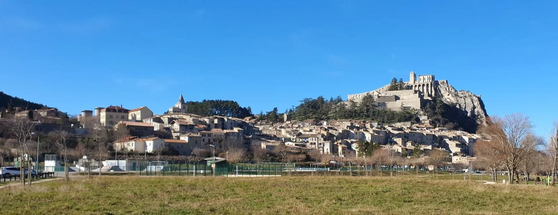 Appartement Bien Equipe: Cozy 2-Bedroom with Terrace near Thermal Spas Volx Apartment