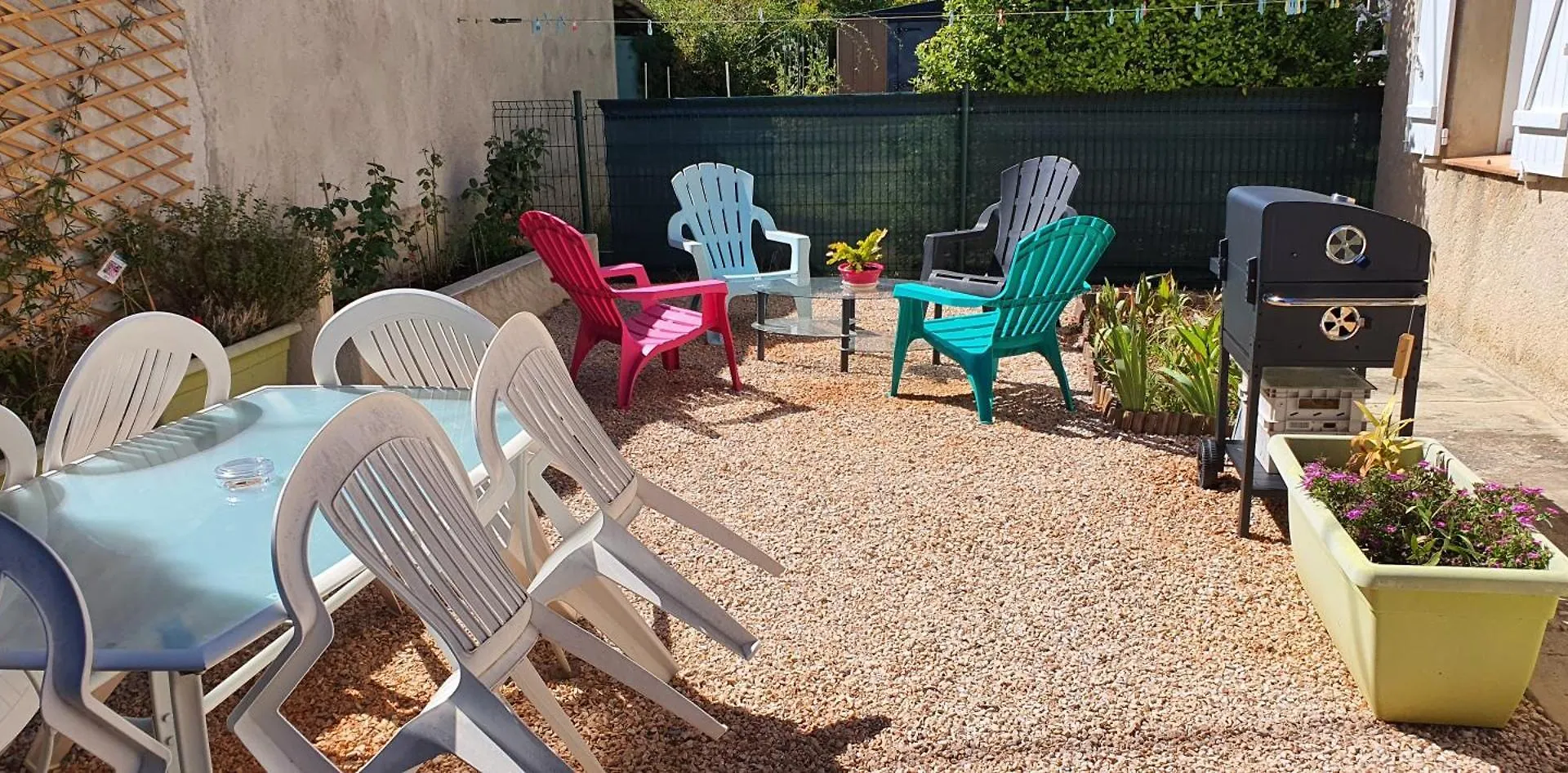 Appartement Bien Equipe: Cozy 2-Bedroom with Terrace near Thermal Spas Volx 0*,  France