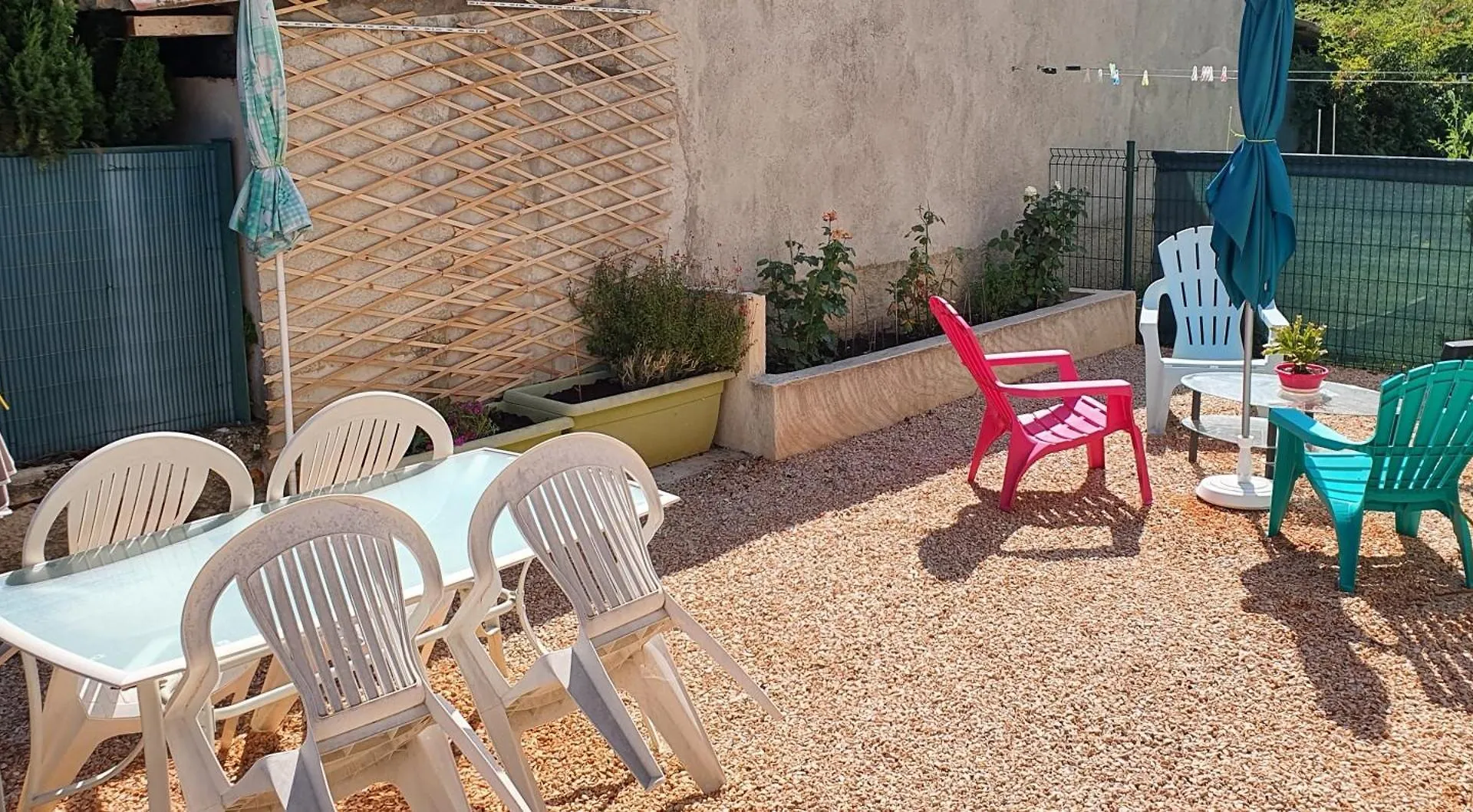 Apartment Appartement Bien Equipe: Cozy 2-Bedroom with Terrace near Thermal Spas Volx